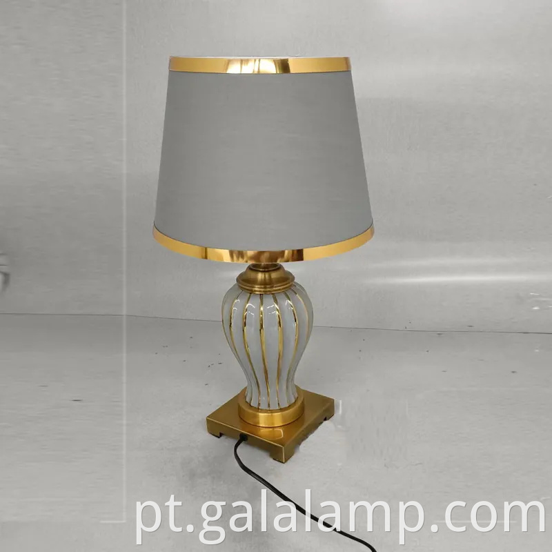 Luminária de mesa de cerâmica elegante com base de metal dourado para o quarto